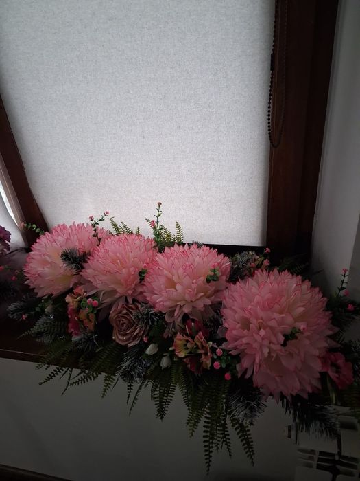 Композиція штучних квітів