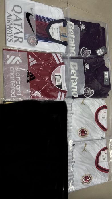 Camisolas de futebol tamanhos M e L