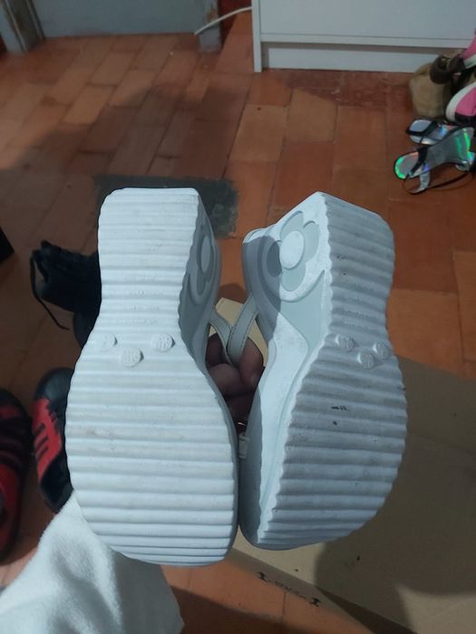 Sapatos brancos dijean altos