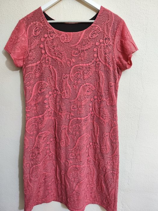 Vestido modelo de Renda Coral Curto