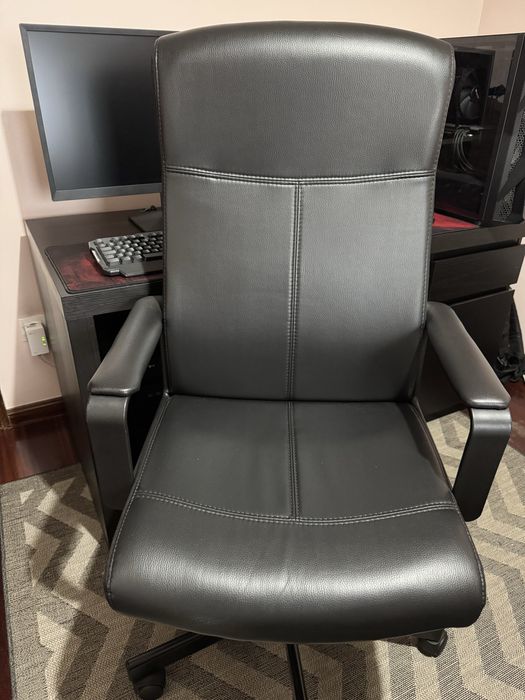 Vendo Computadores + Monitores + Cadeira + Secretária + Acessorios