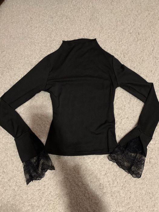 Кофтинка з мереживом на рукавах