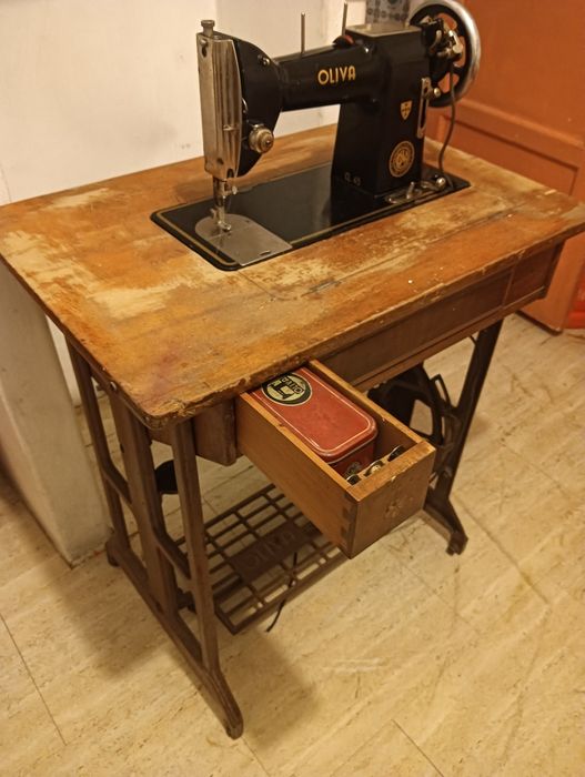 Maquina de costura antiga "oliva"