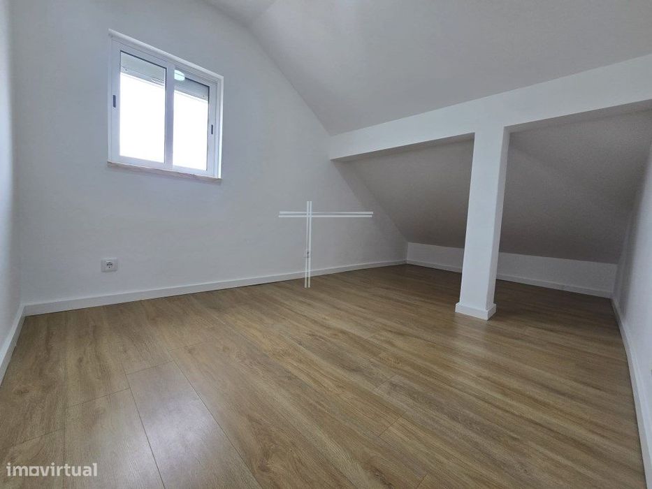 Moradia isolada T4 de arquitetura tradicional - Aroeira