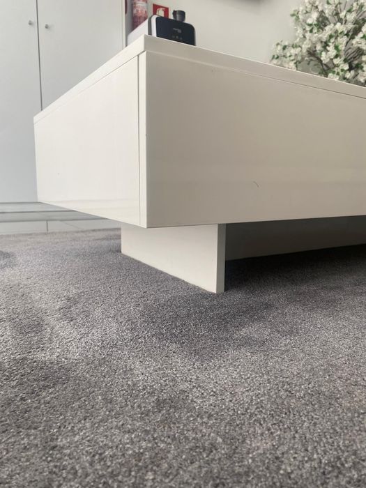 Mesa de centro branco brilhante