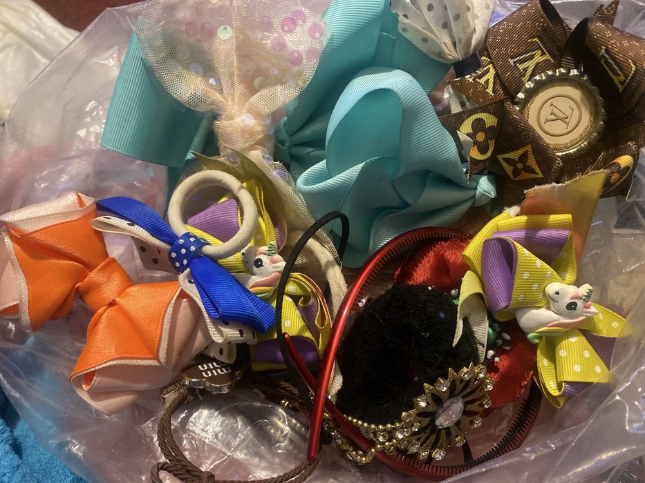 Багато заколок та резинок, є ручноі роботи, кілька обручів