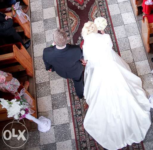 Suknia ślubna z stalowym pasem. Rozm. 36. Ivory. Litera A.