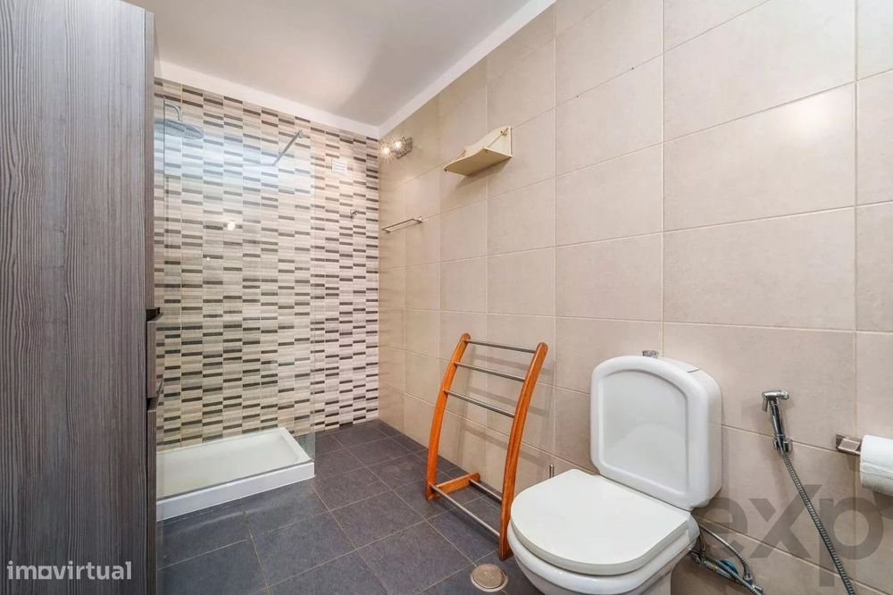 Moradia T2+1 com quintal e terraços com vista mar em Olhão, junto à Ri