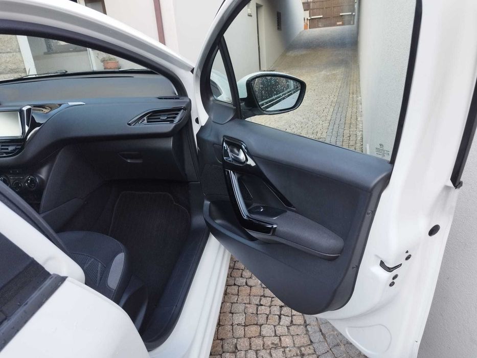 Peugeot 208 — fotografia 8
