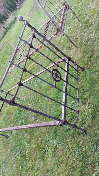 Trzy metalowe łóżka z PRL-u do renowacji.