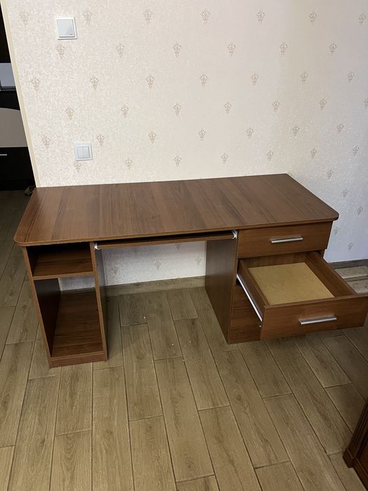 Стіл компʼютерний.