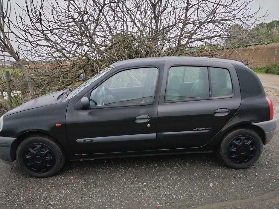 Vendo Renault Clio em bom estado com inspeção feita peneus novos