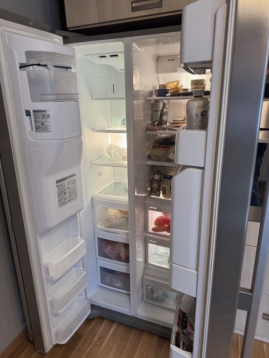 Duza lodowka z kostkarka i barkiem LG