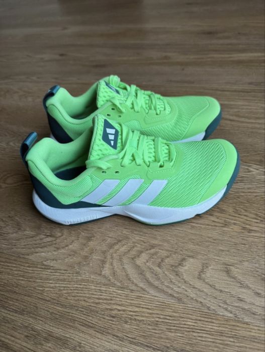 Ténis Adidas.