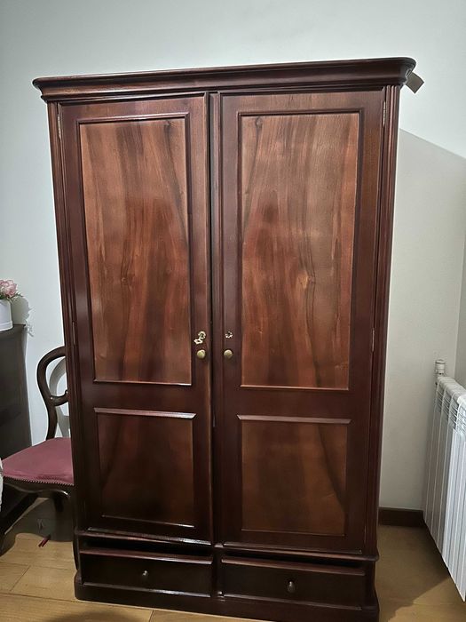 Guarda vestidos antigo com duas gavetas em madeira