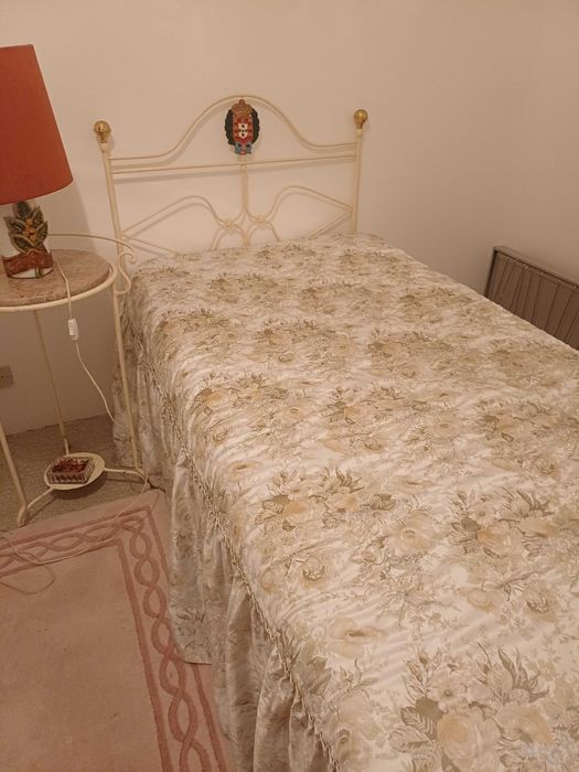 Mobília de quarto com duas camas de solteiro