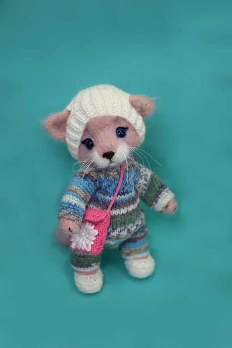 Рожева кошечка з одягом