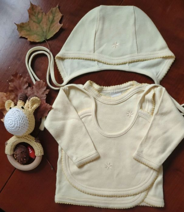 Żółta wyprawka: kaftanik, czapeczka i śliniak,