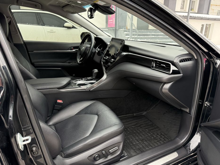 Toyota Camry HYBRID 2021 р.