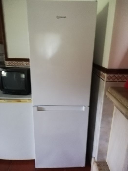 Frigorífico confinado Indesit