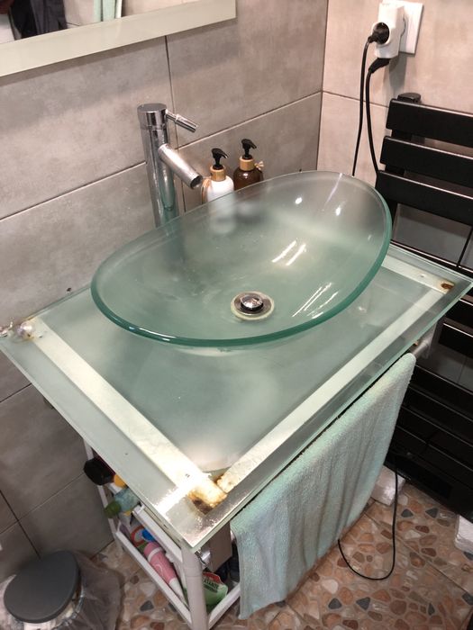 Lavatório suspenso em vidro