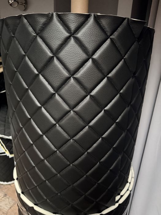 Pikowana ekoskóra  tapicerska na piance 10 mm czarna z czerwona nitka