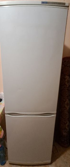 Продам 2 камерный холодильник Атлант .