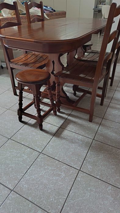 Mesa em madeira com tampo elíptico de 120 (+32) x 756 cms