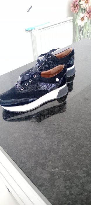 Sapatilhas  tipo  sapatos  em  preto com a base em branco