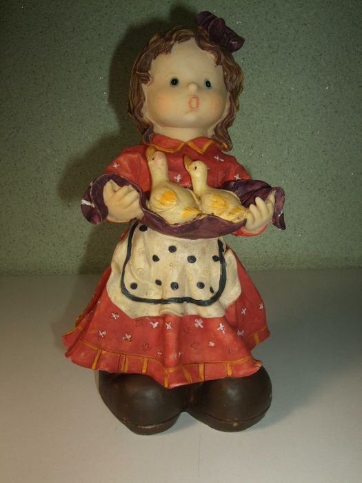 Продам фігурку Дівчинка з гусятами.