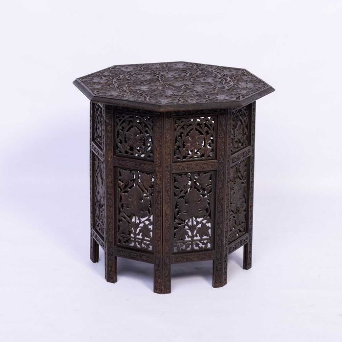 Mesa de encostar em raiz de nogueira