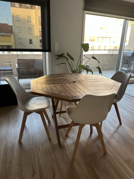 Conjunto mesa e cadeiras