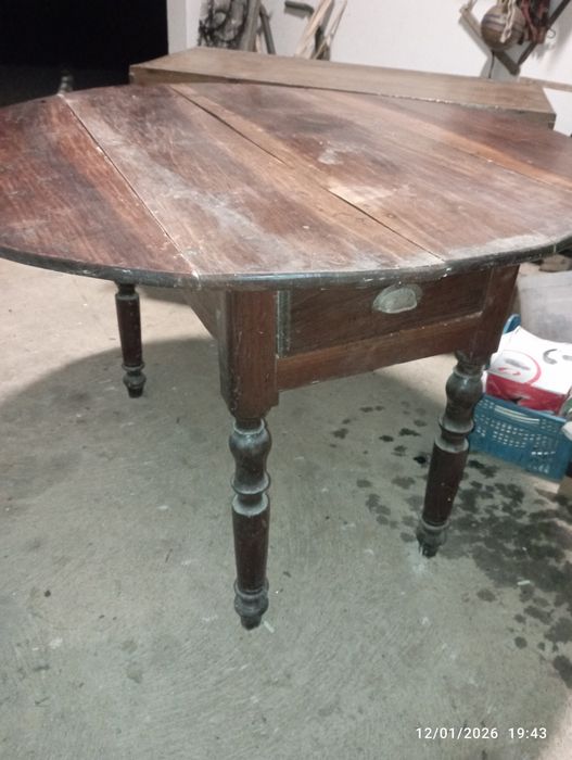 Mesa antiga em madeira de castanho