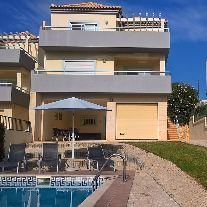 Moradia isolada com 4 quartos e piscina privativa.