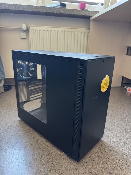 Obudowa komputerowa cased ATX, ma 1 wentylator
