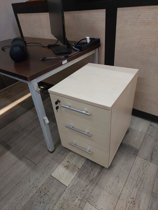 Продаю офісну тумбочку в чудовому стані