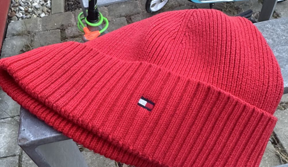 Продаю червону шапку універсального розміру Tommy Hilfiger