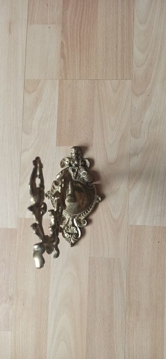 Kwietnik z mosiężnymi dodatkami