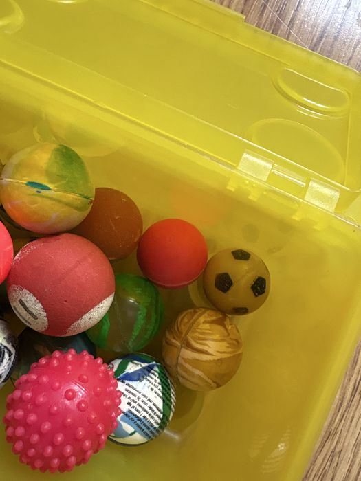Caixa com 27 bolas pinchonas