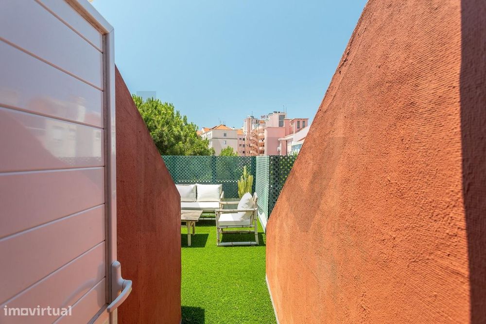 Apartamento T3 com sótão e terraço de utilização exclusiva - Av. de Ma