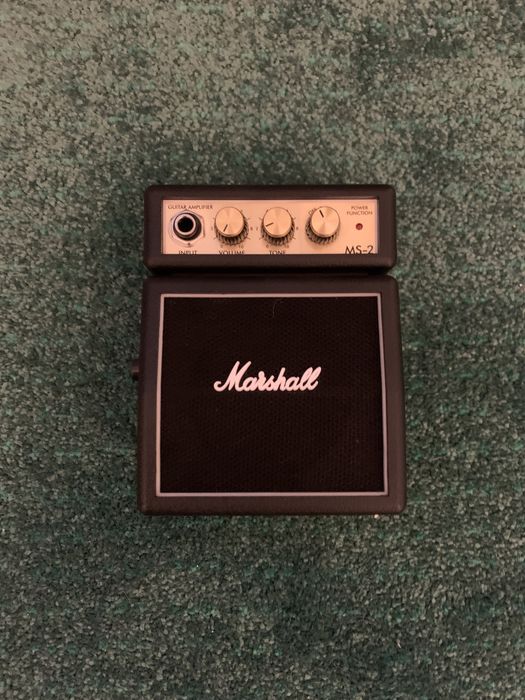 Guitarra Elétrica da Harley Benton incluida com fita e coluna Marshall