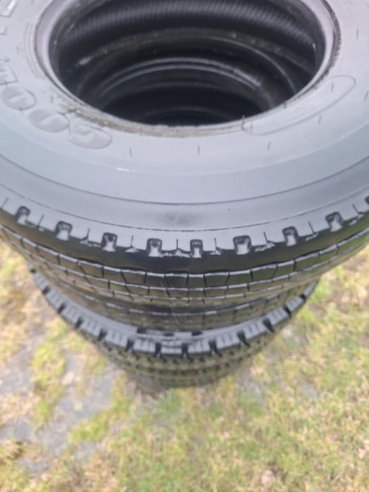 Opony  rozmiar  10.5    17.5 good year