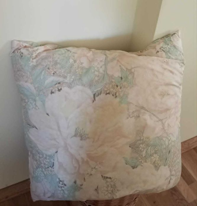 Віддам подушку пір'яну