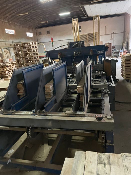 Maquina de pregar estrados para paletes de madeira