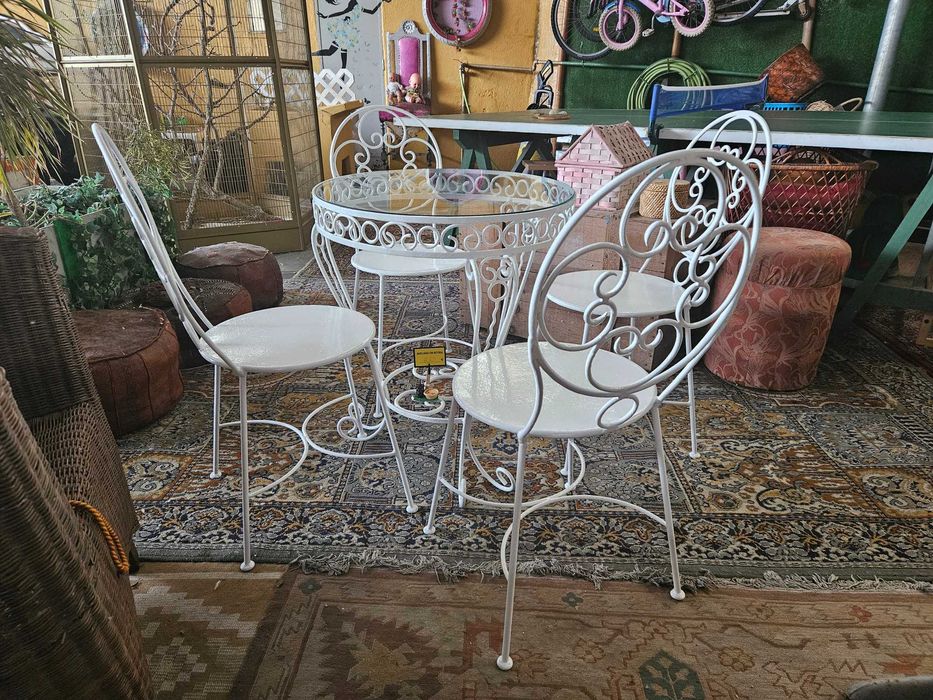 Conjunto de jardim com mesa em ferro tampo em vidro e quatro cadeiras