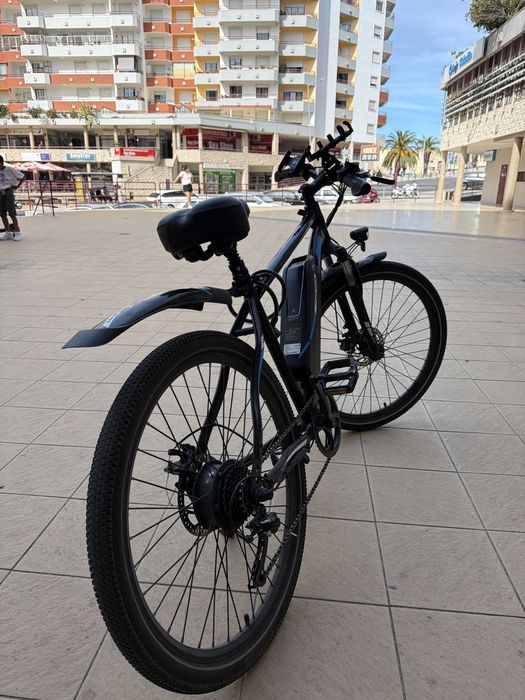 Quero vender esta bicicleta elétrica, que está em boas condições; uma carga permite rodar 50 km. Foi usada por apenas 3 meses e é ótima para trabalhar
