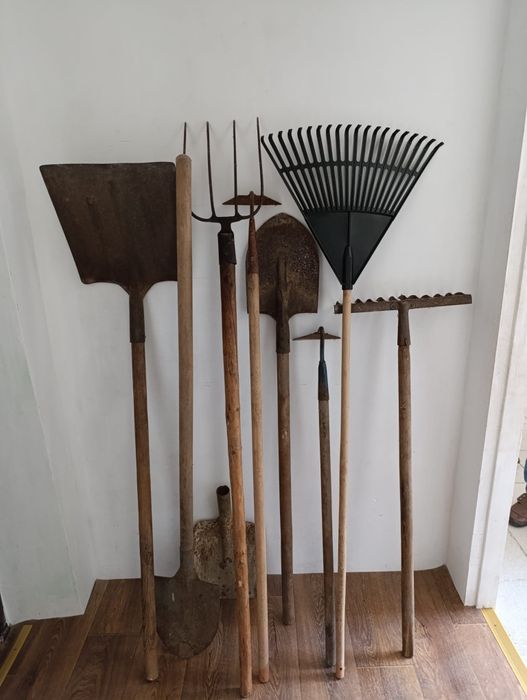 Лопата граблі вили сапка садовий інвентар