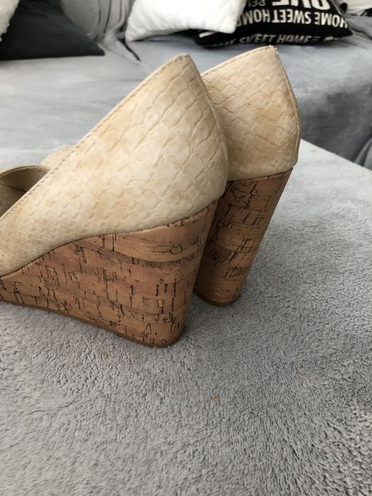Nowe, beżowe buty na koturnie