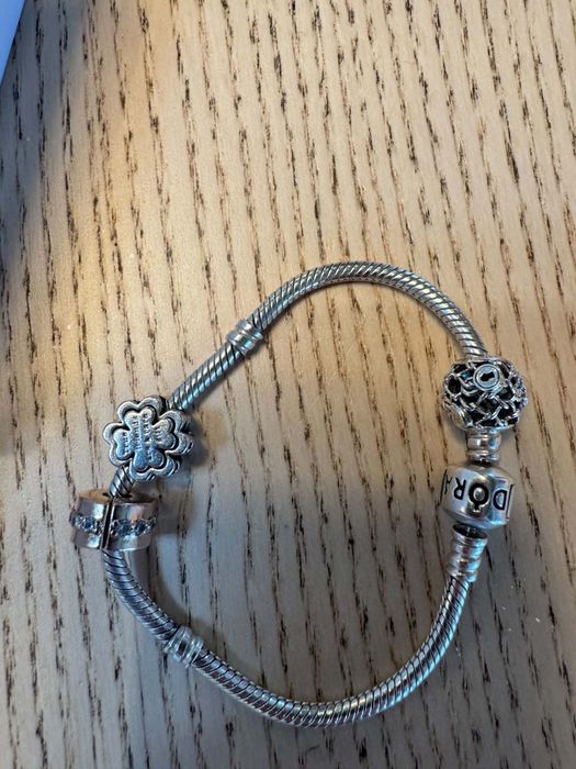 Pandora zestaw branoletek i charmsów.
