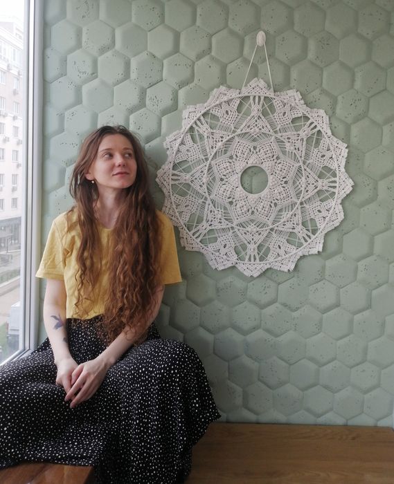 Білосніжна мандала у техніці макраме